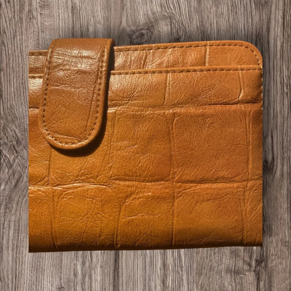 NWOT Mundi Brown Crocodile-Embossed Wallet